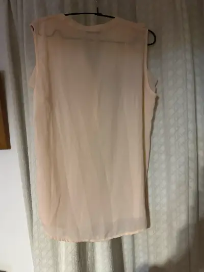 Blusa beige con volantes - miniatura 3