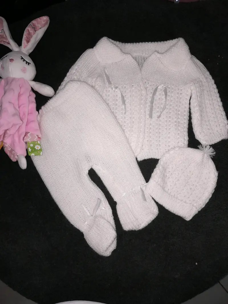 Conjunto tejido para bebé blanco
