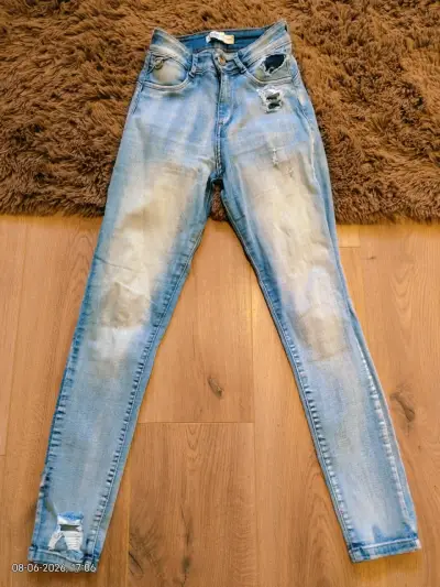 Jeans claros desgastados - miniatura 1