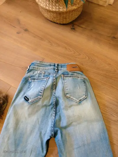 Jeans claros desgastados - miniatura 2