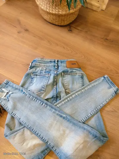 Jeans claros desgastados - miniatura 4