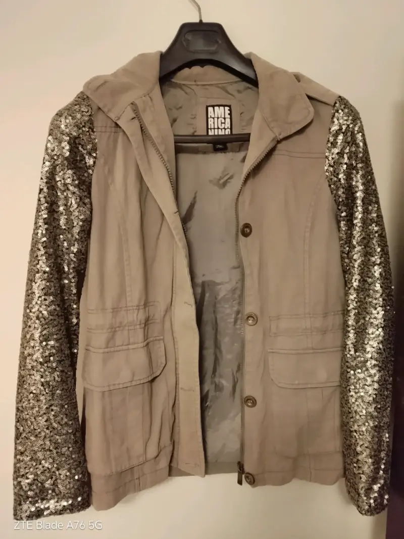 Chaqueta café con mangas brillantes
