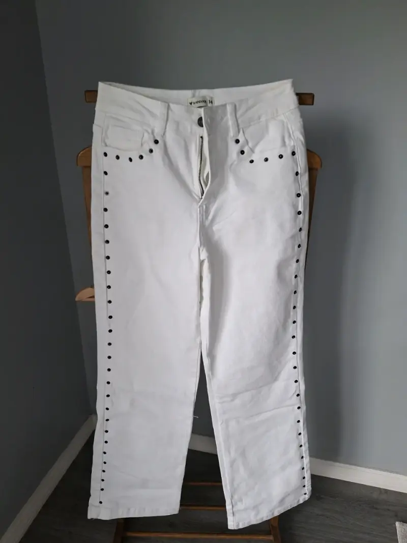 Pantalones blancos con tachas