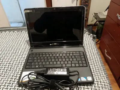 Notebook Dell con cargador - miniatura 1
