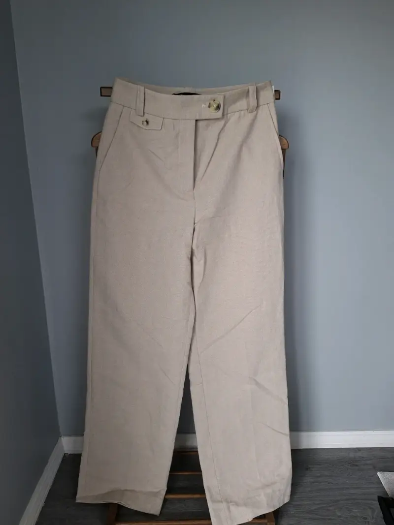Pantalones beige clásicos - 1