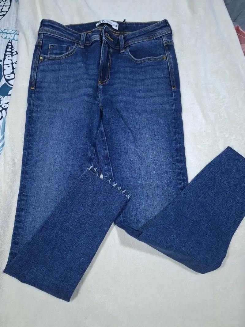 Jeans azul clásico desgastado