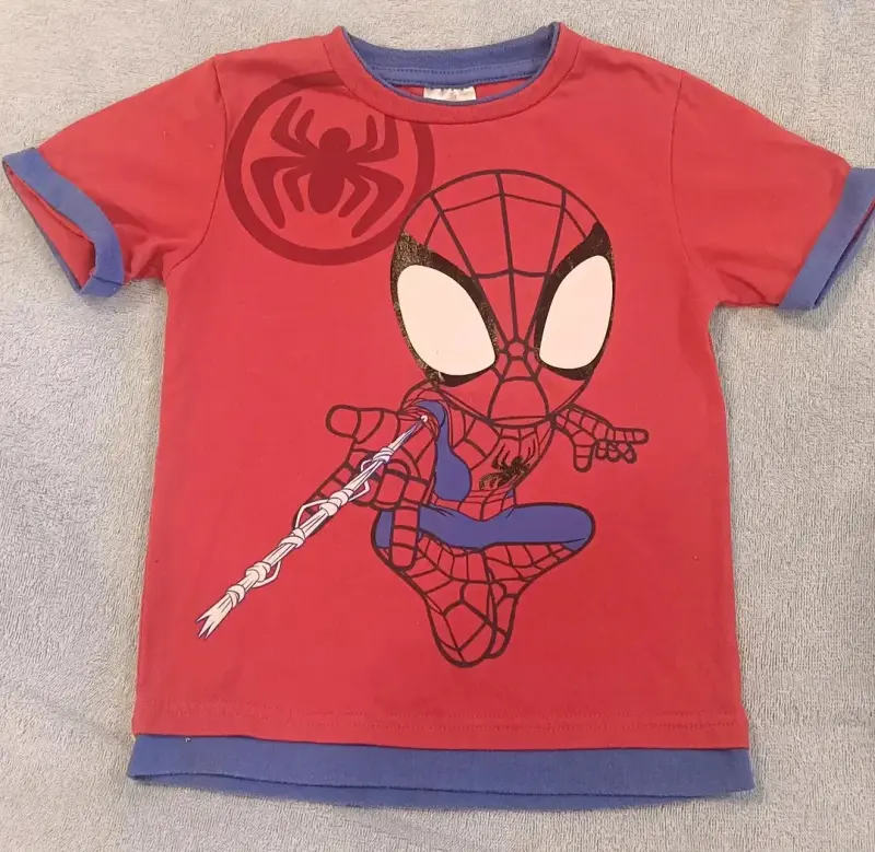 Polera roja de Spiderman