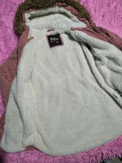 Parka rosada con capucha - miniatura 2
