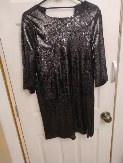 Vestido negro con lentejuelas - miniatura 1