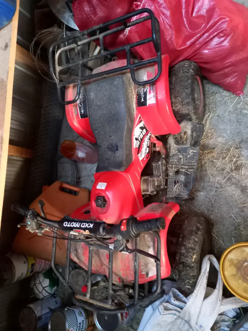 Cuatrimoto roja KXD Moto usada - 2