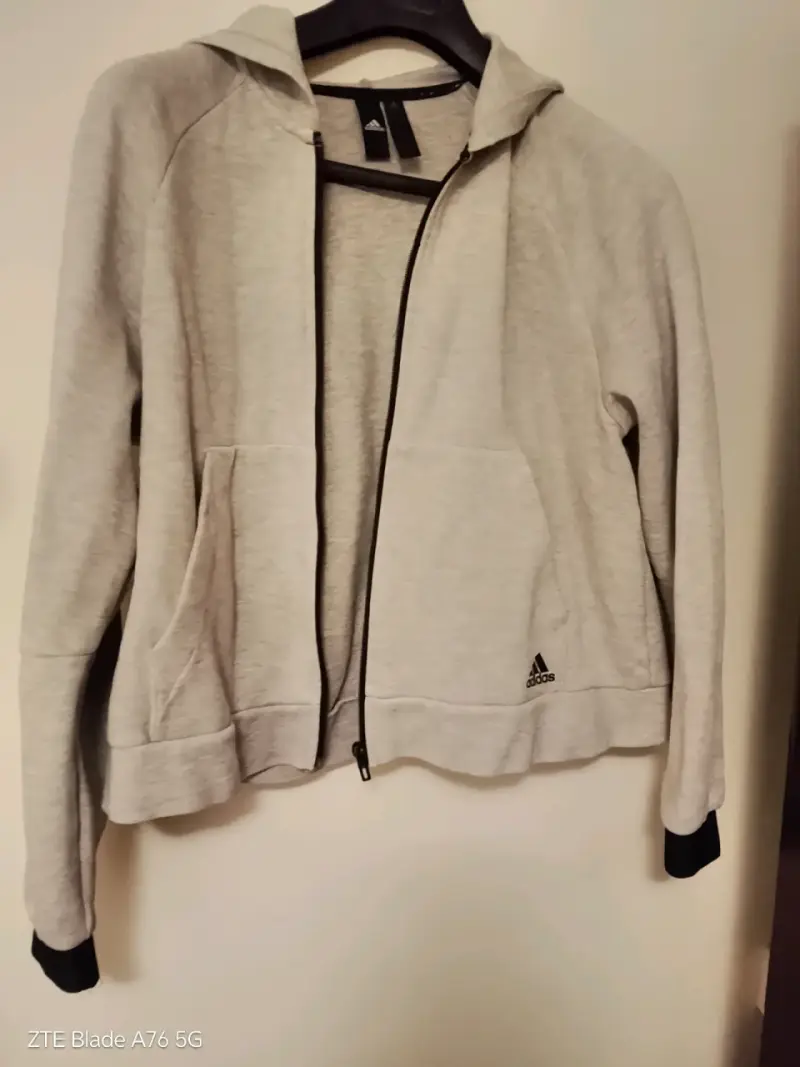 Polerón gris Adidas con capucha