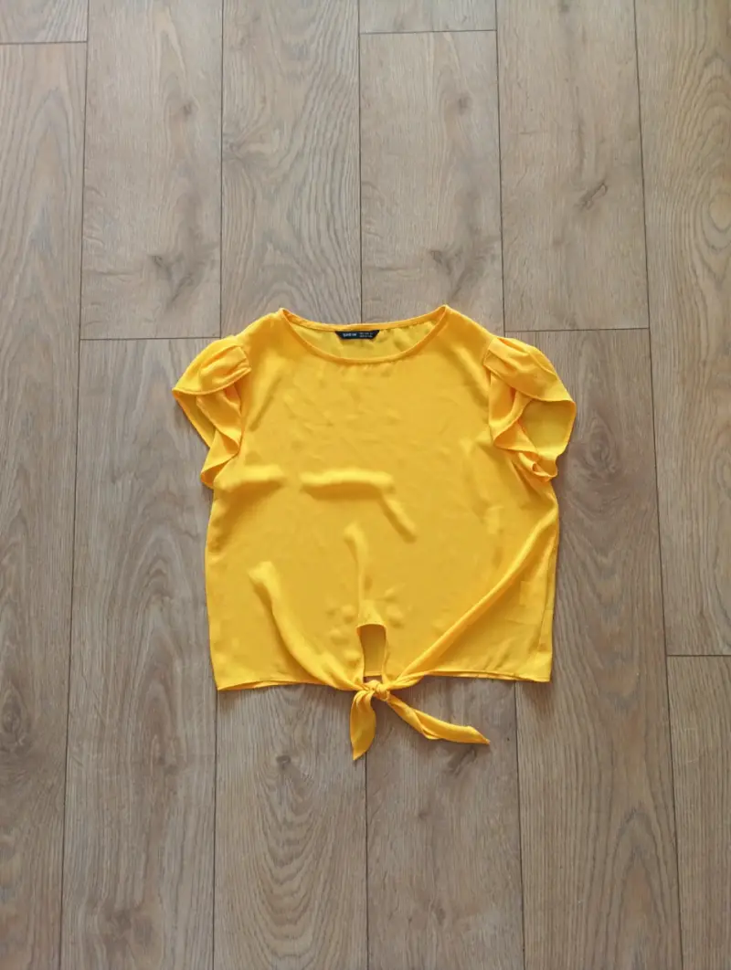 Polera amarilla con nudo - 1