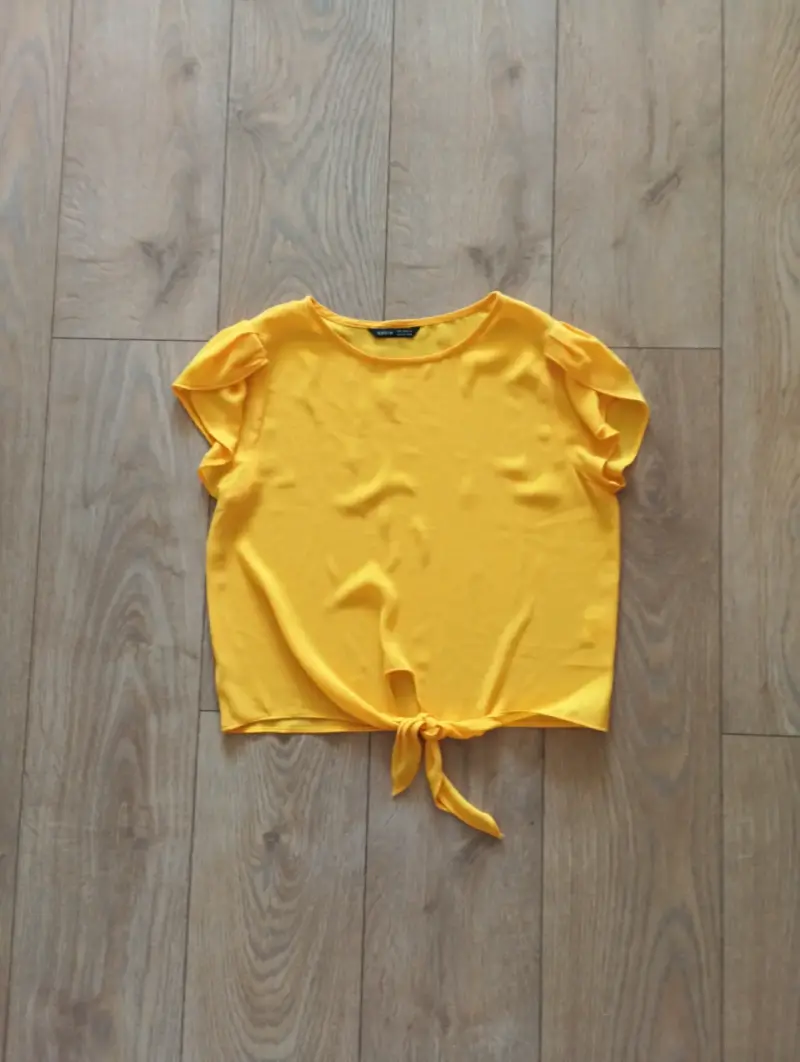 Polera amarilla con nudo - 2