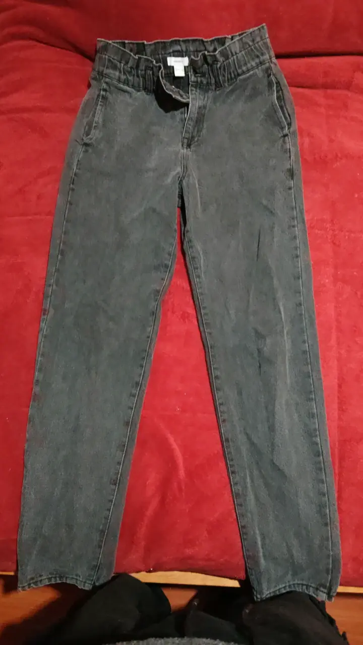 Pantalones de mezclilla gris oscuro