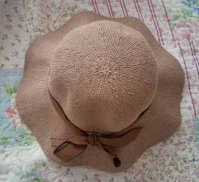 Sombrero beige con lazo - miniatura 2