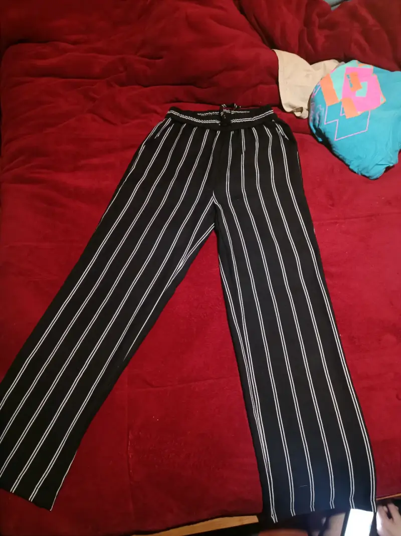 Pantalones negros a rayas