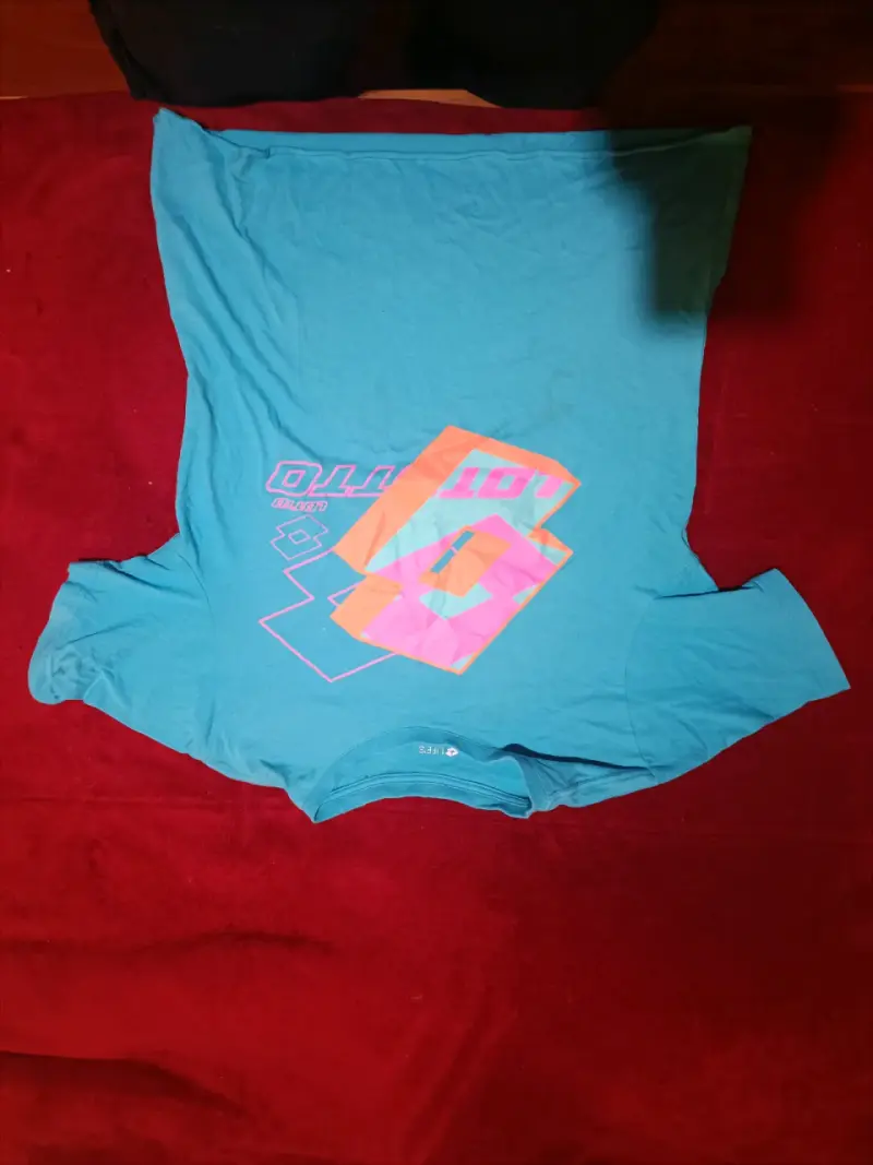 Polera azul con diseño gráfico
