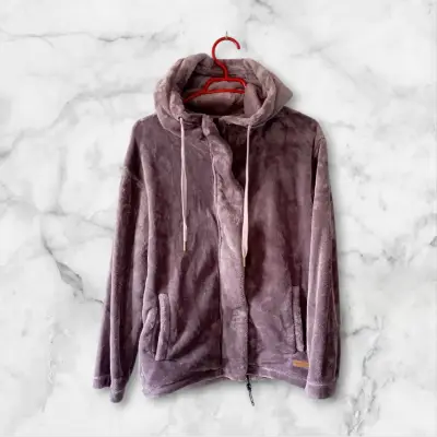 Chaqueta peluda lila con capucha - miniatura 1