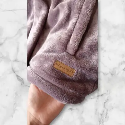 Chaqueta peluda lila con capucha - miniatura 2