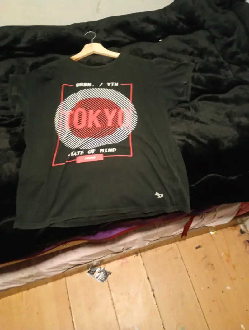 Polera negra Tokyo estampada - 1