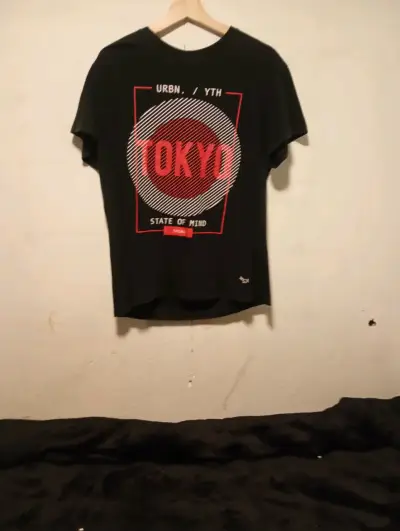 Polera negra Tokyo estampada - miniatura 2