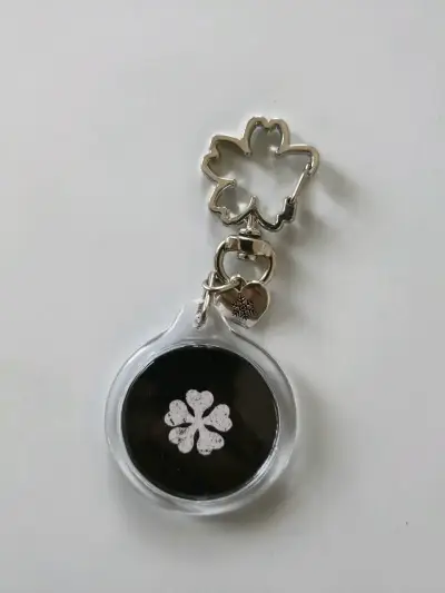 Llavero con diseño anime - miniatura 4