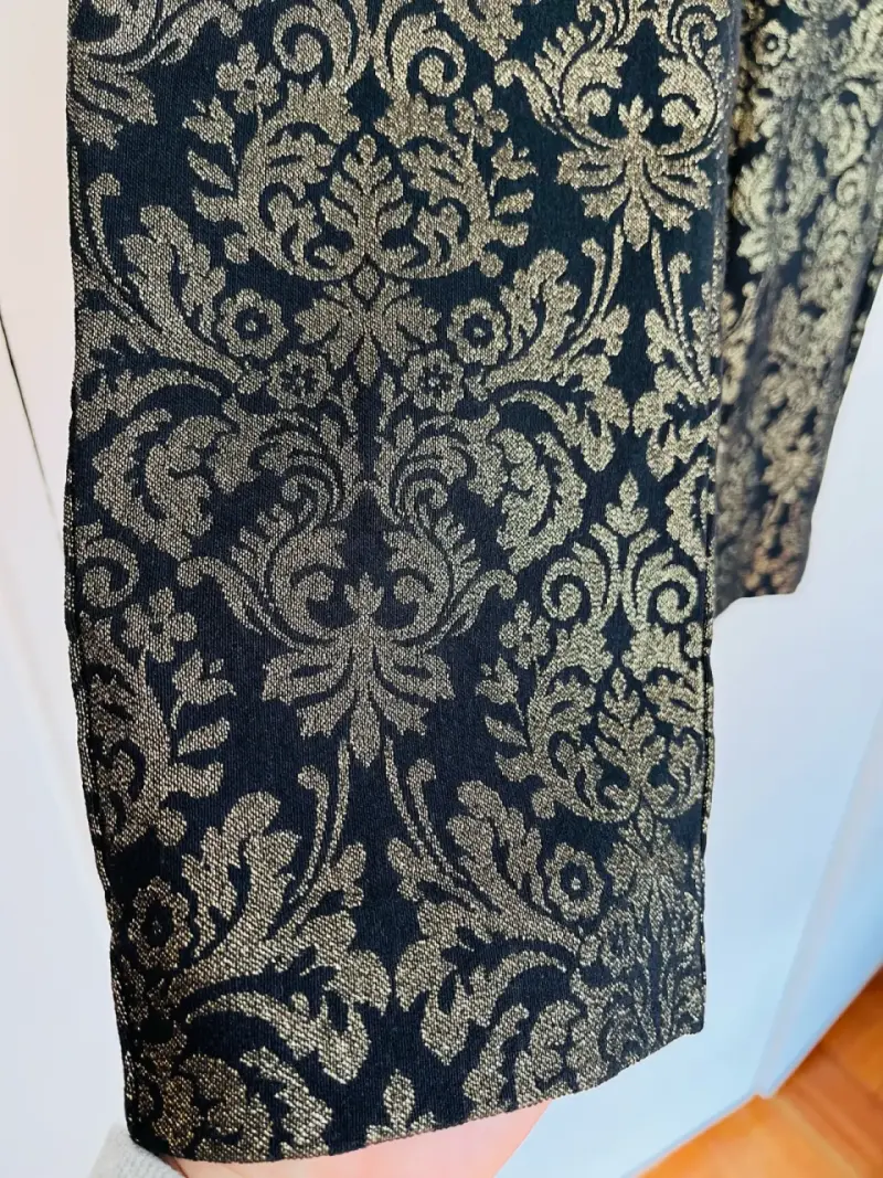 Pantalón estampado negro y dorado - 4