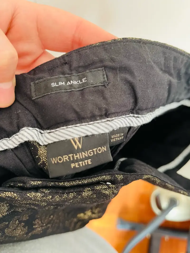 Pantalón estampado negro y dorado - 5