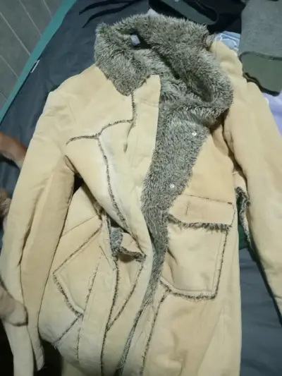 Abrigo beige con forro peludo - miniatura 1