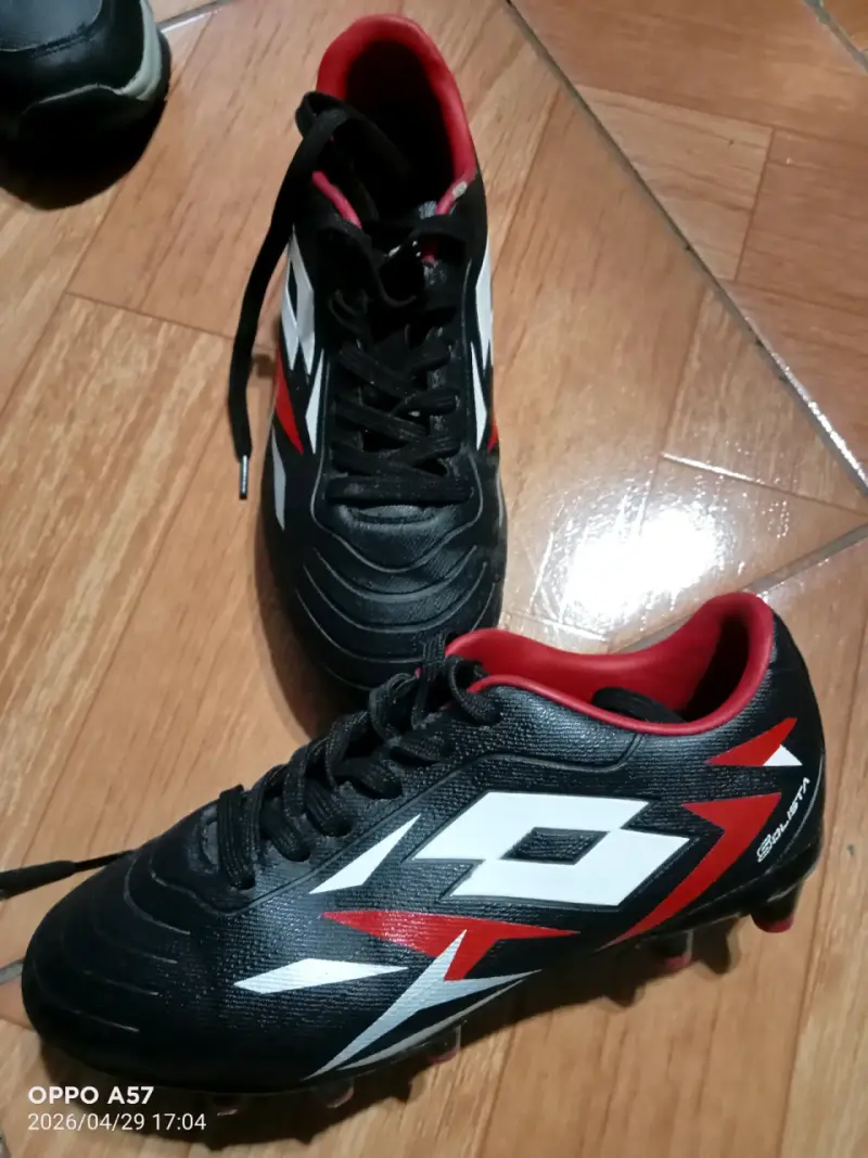 Zapatos de fútbol negros y rojos
