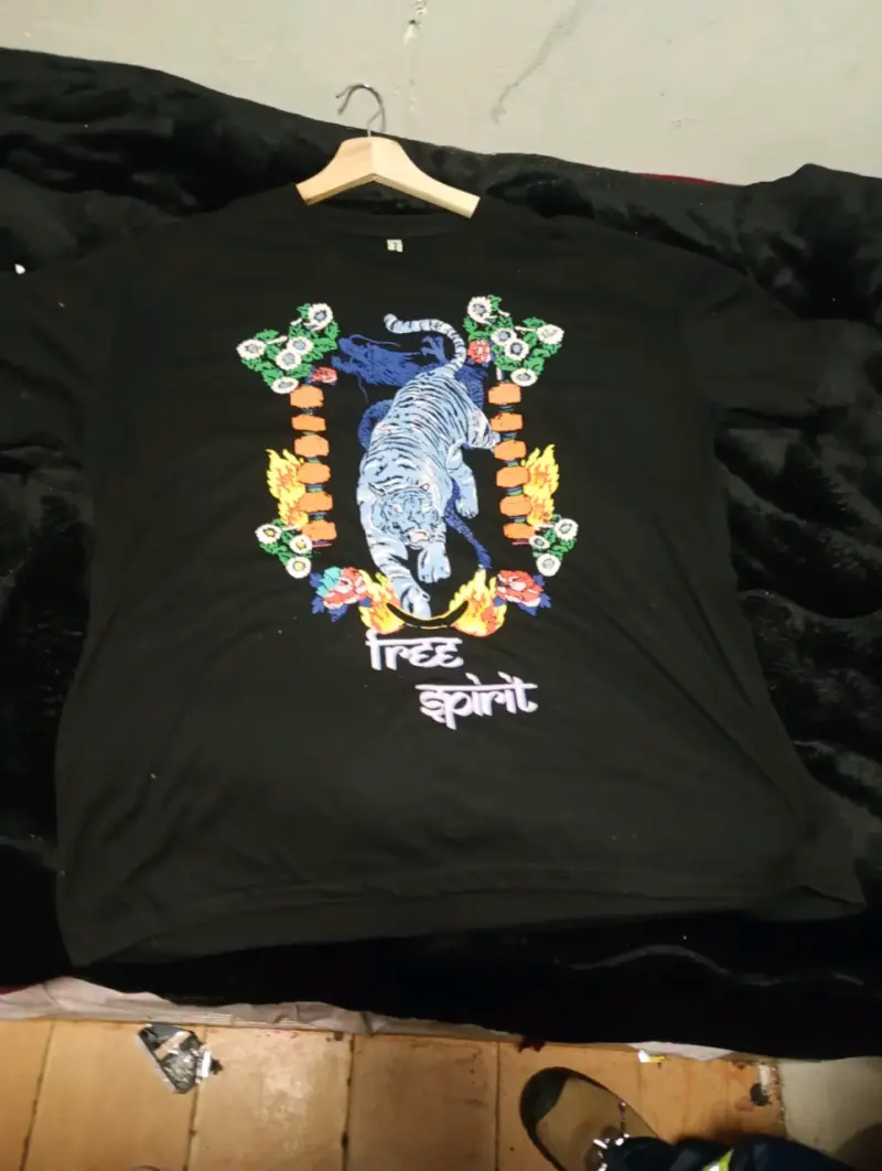 Polera negra diseño tigre