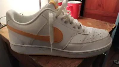 Zapatillas blancas con amarillo casi nuevas - miniatura 1