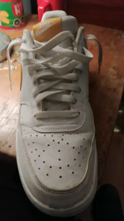 Zapatillas blancas con amarillo casi nuevas - miniatura 2