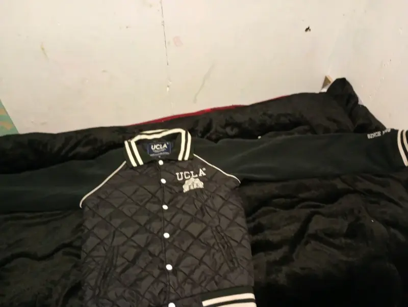 Chaqueta negra acolchada UCLA - 1