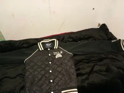 Chaqueta negra acolchada UCLA - miniatura 1