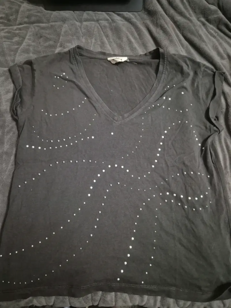 Polera negra con diseño brillante - 1