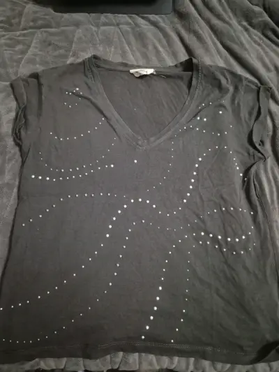 Polera negra con diseño brillante - miniatura 1