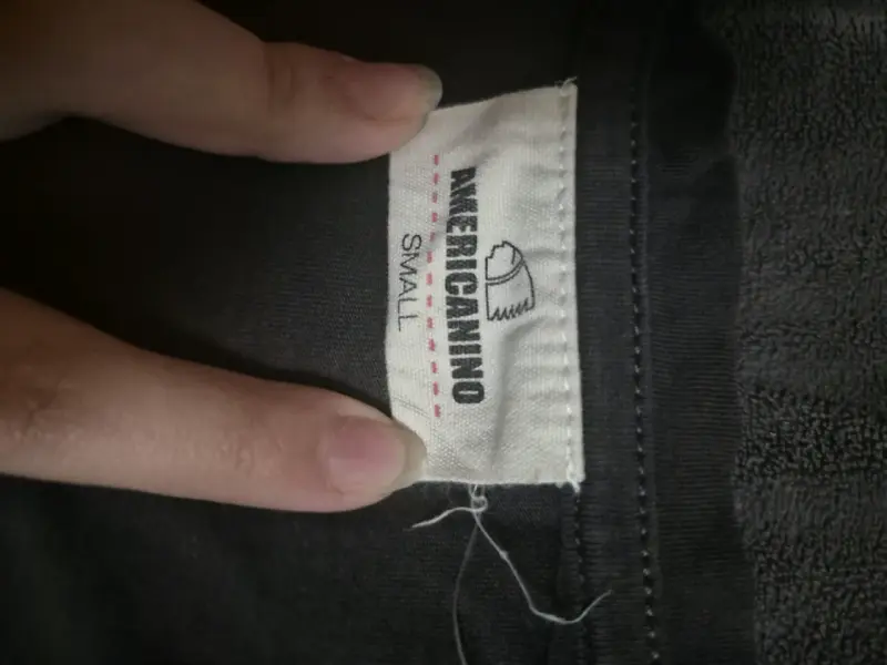 Polera negra con diseño brillante - 2