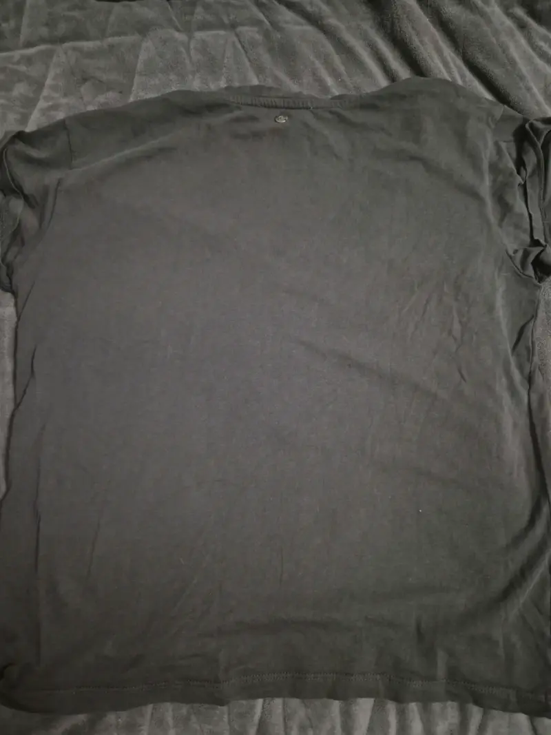 Polera negra con diseño brillante - 3