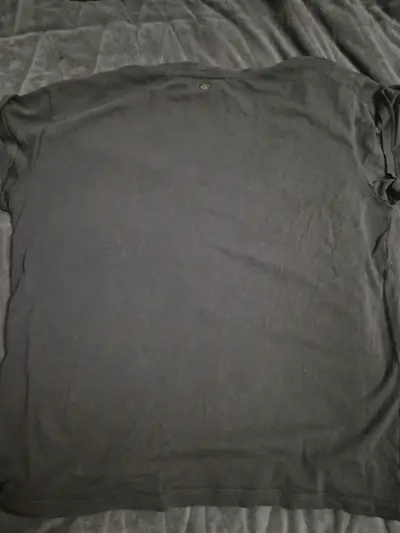 Polera negra con diseño brillante - miniatura 3