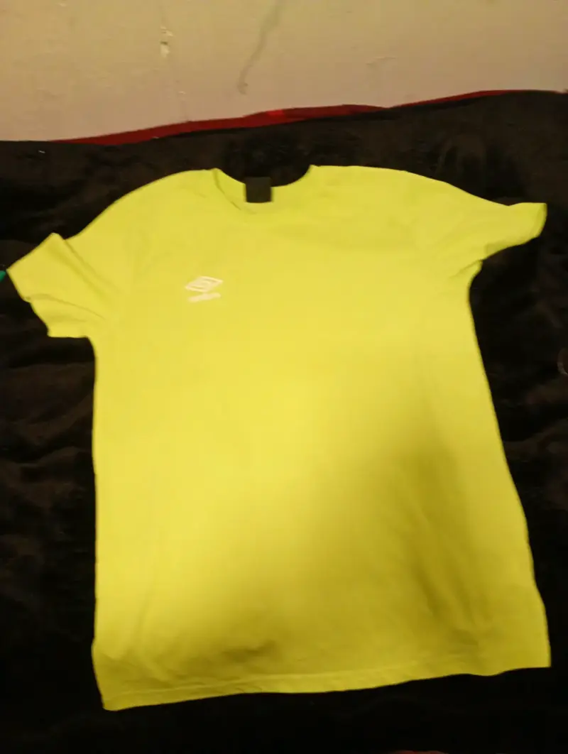 Polera deportiva amarilla Umbro