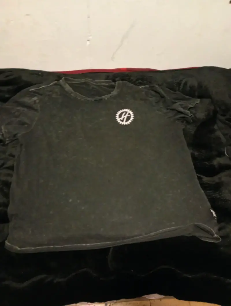 Polera negra con logo