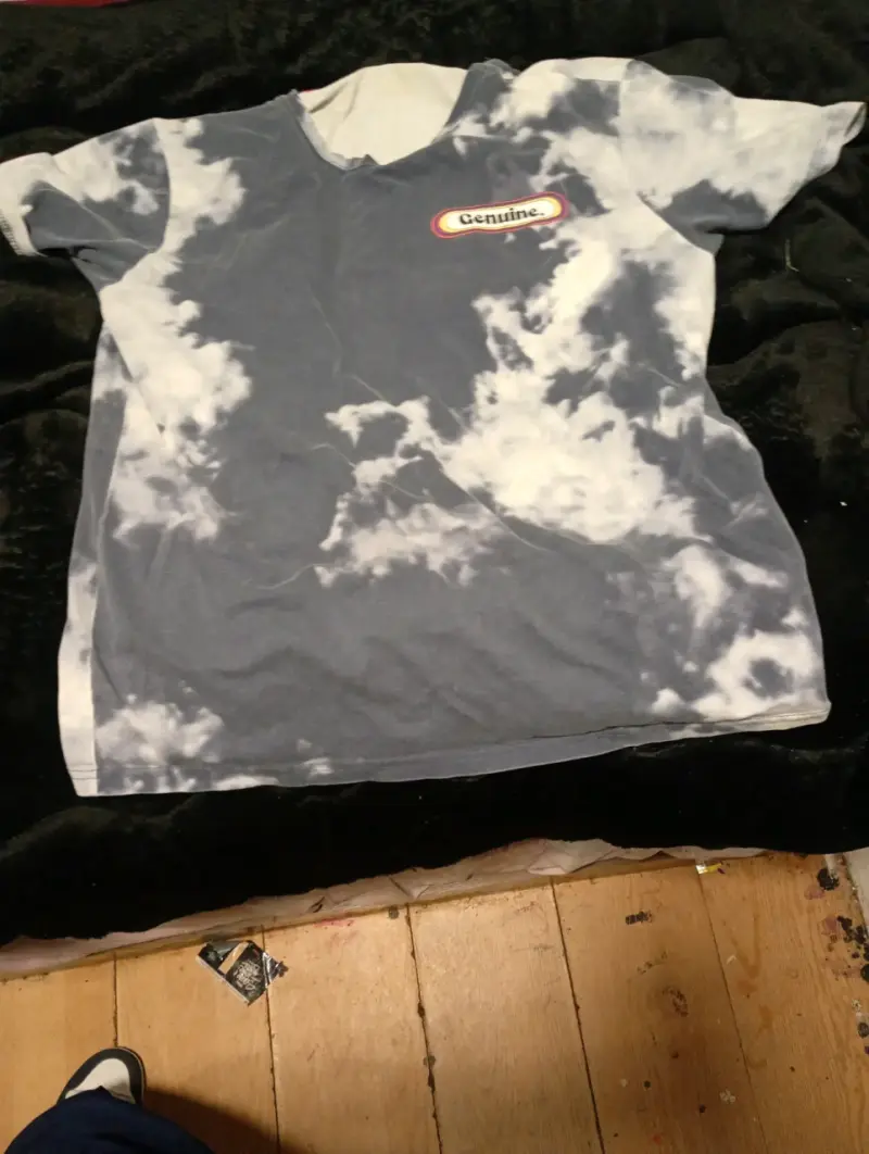 Polera teñida efecto nubes