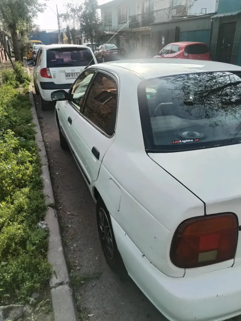Auto sedán blanco usado - 1