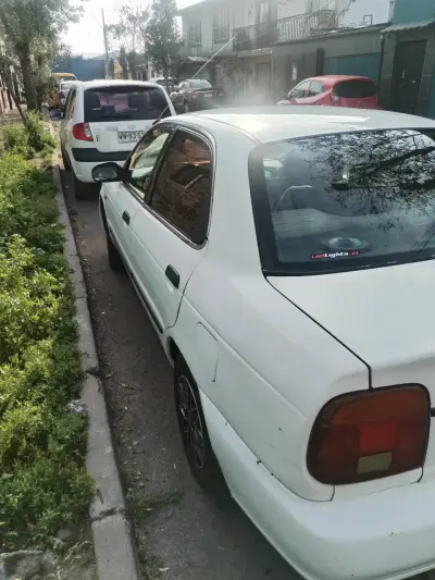 Auto sedán blanco usado - miniatura 1