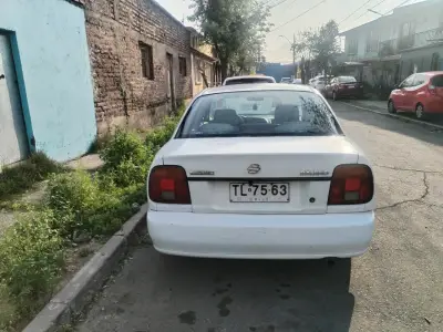 Auto sedán blanco usado - miniatura 2