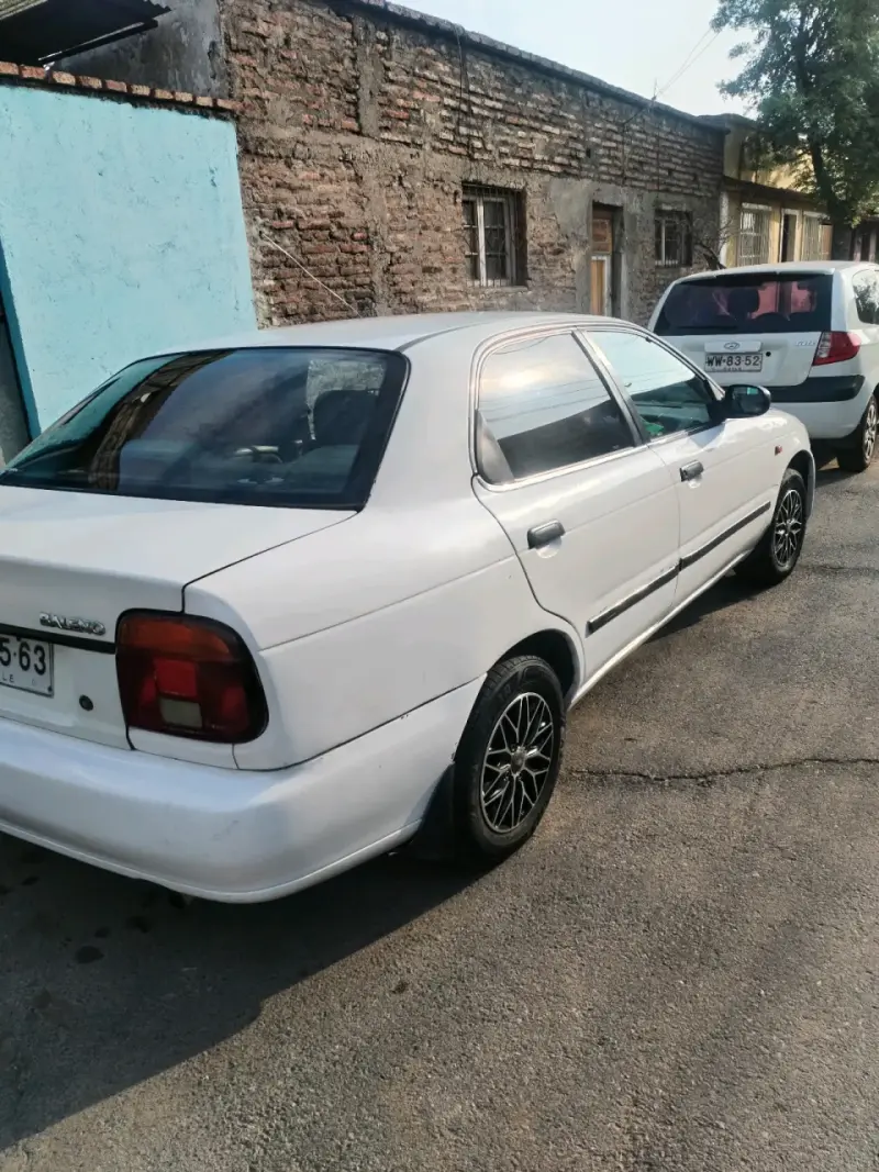 Auto sedán blanco usado - 3