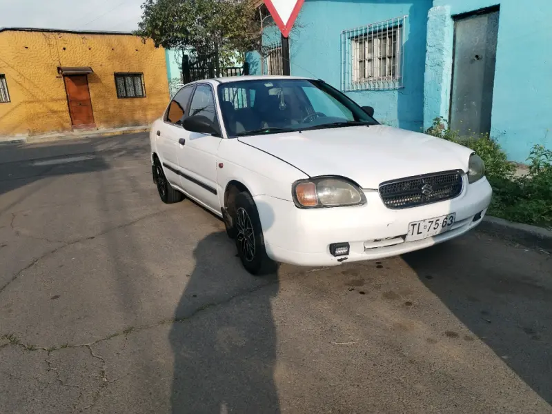 Auto sedán blanco usado - 4