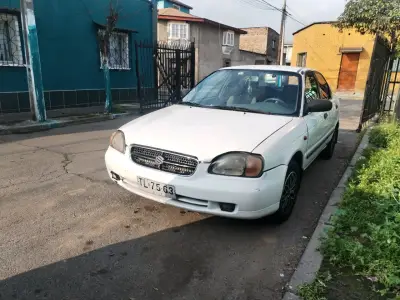 Auto sedán blanco usado - miniatura 5