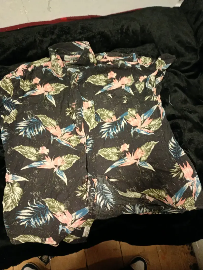 Camisa hawaiana floreada